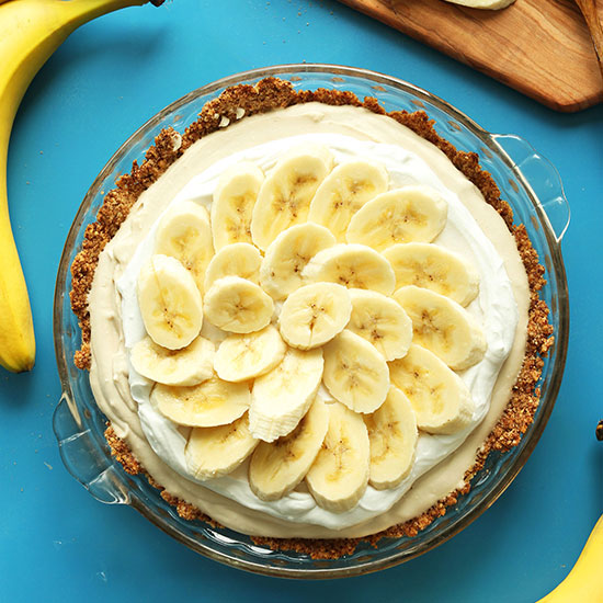 Vegan GF Banana Cream Pie topped with freshly sliced bananas